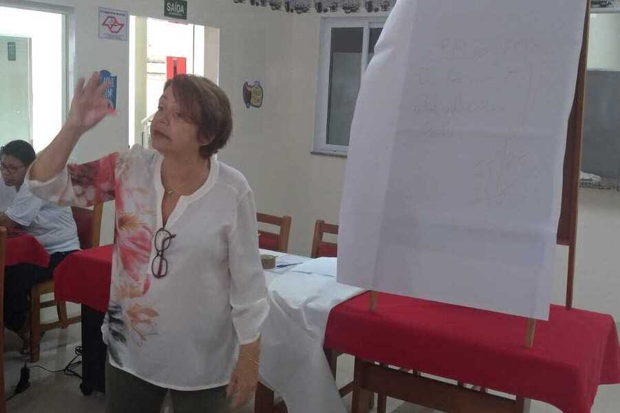 Nilcea, presidenta da FETE-SP, fala durante o seminário do Sintraemfa