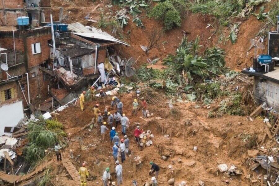 Imagem chocante de desmoronamento em Franco da Rocha. Pessoas buscam nos escombros por sobreviventes